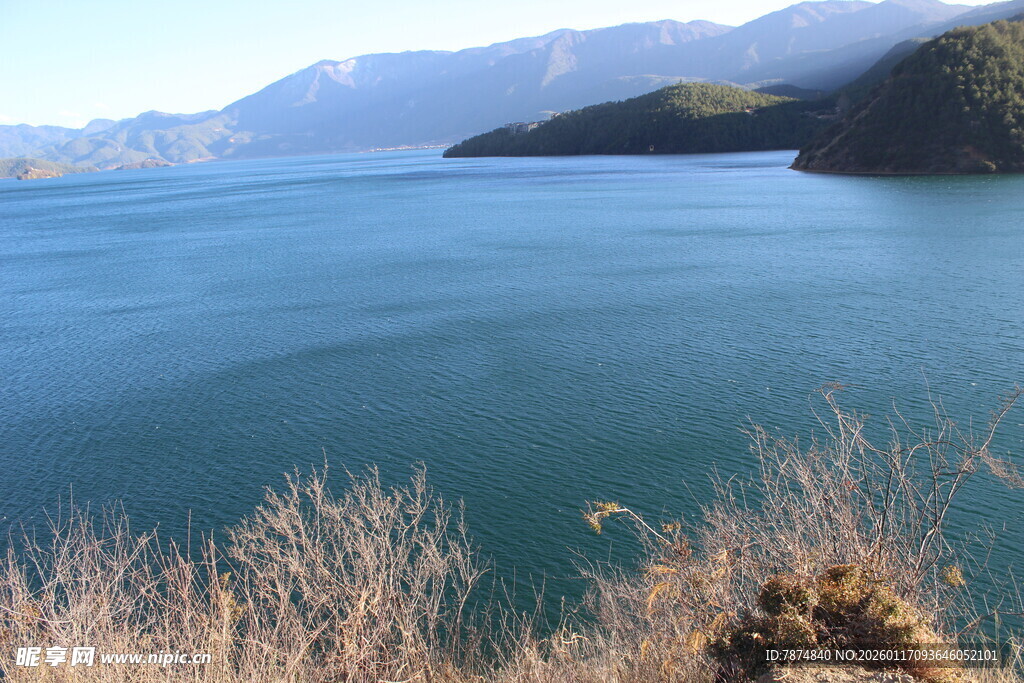 湖畔风光 远山近水景色美