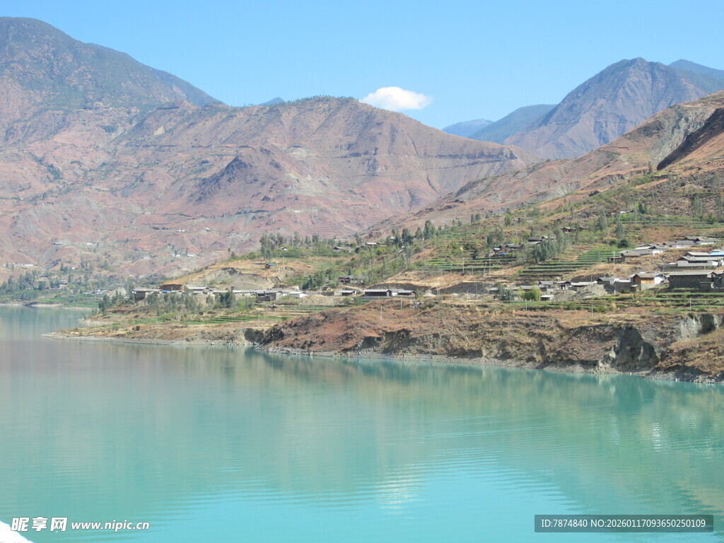 青山碧水间的美丽湖景