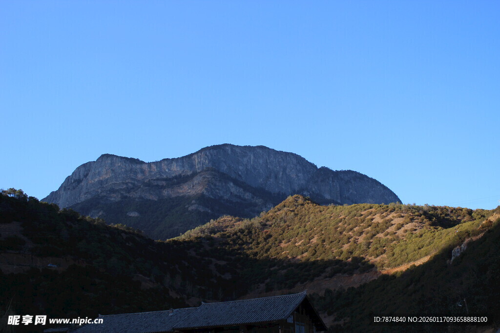 山间公路旁的巍峨山脉