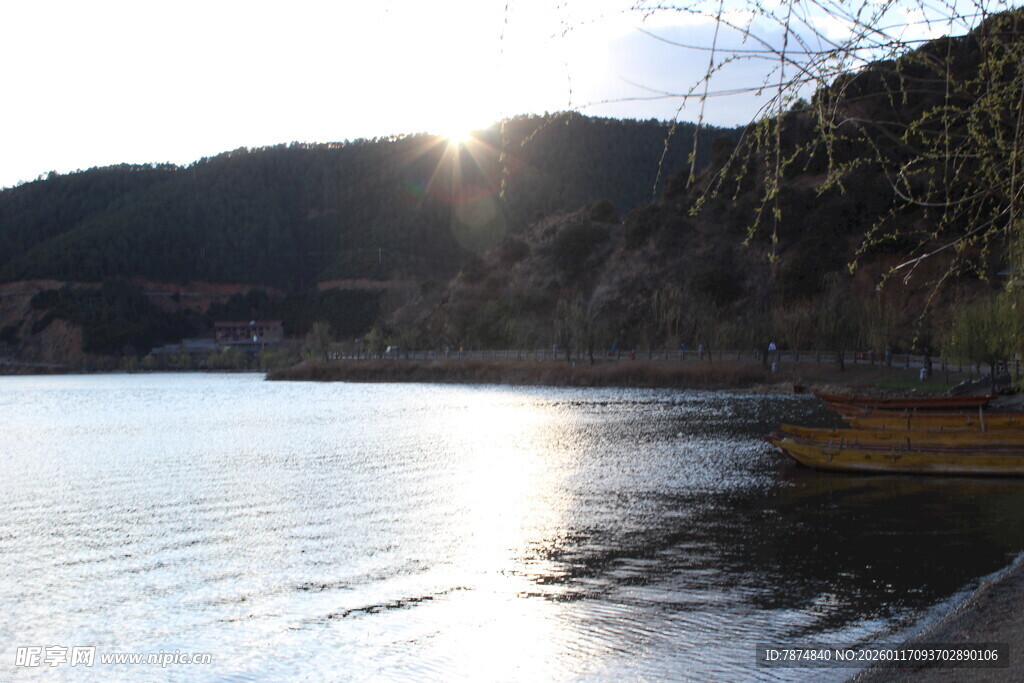 湖畔夕阳美景