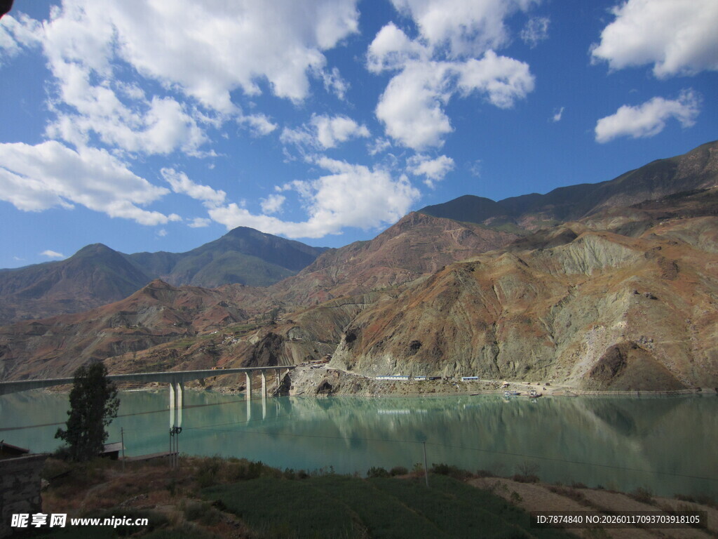 高山下的澄澈碧绿湖泊