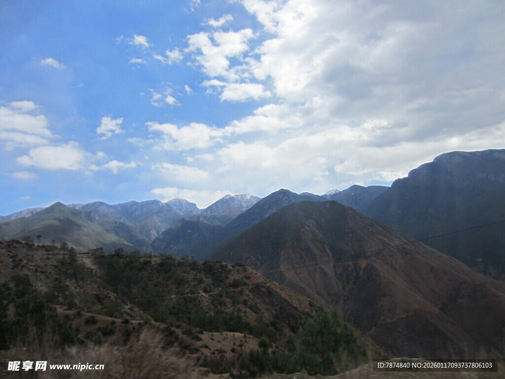 壮丽山景 蓝天白云相伴