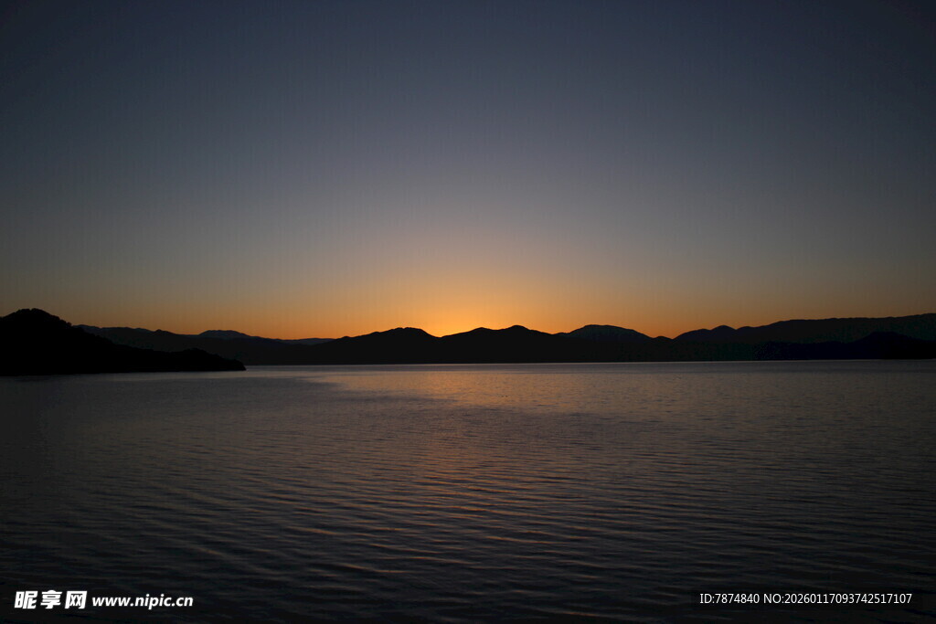 湖畔日落美景