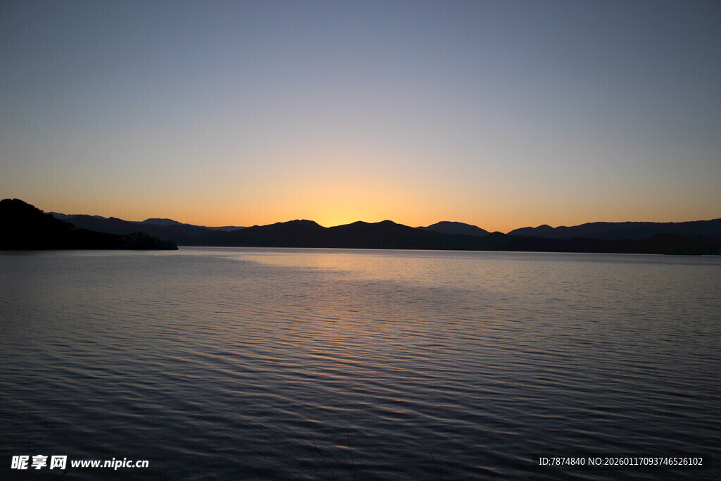 湖畔日落美景