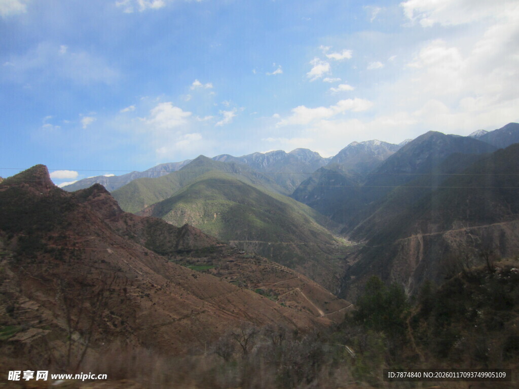 壮丽山景 蓝天白云相伴