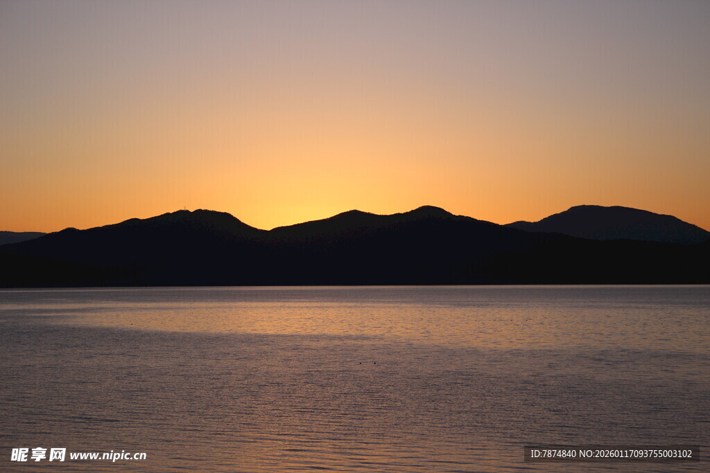 夕阳下的山水湖景