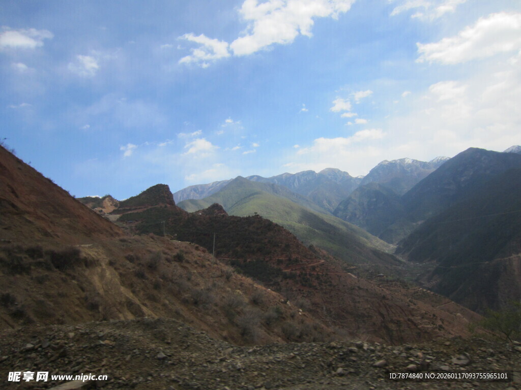 壮丽山景 蓝天白云相伴