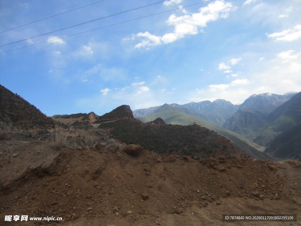 山间土路 远眺壮丽山景