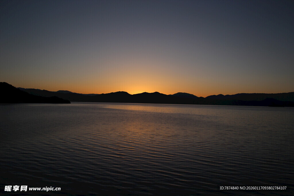 湖畔日落美景