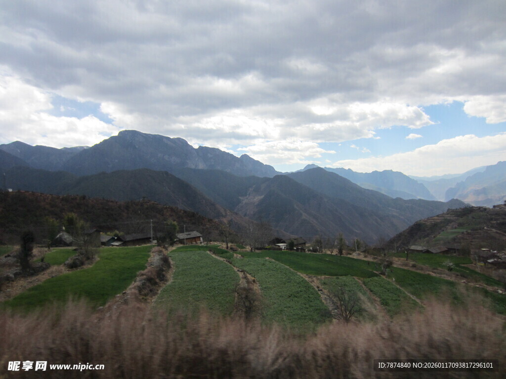 山间田野的自然风光