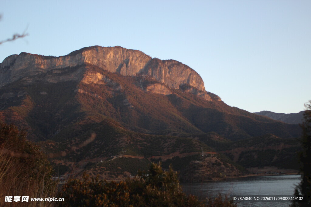 夕阳下的山水美景