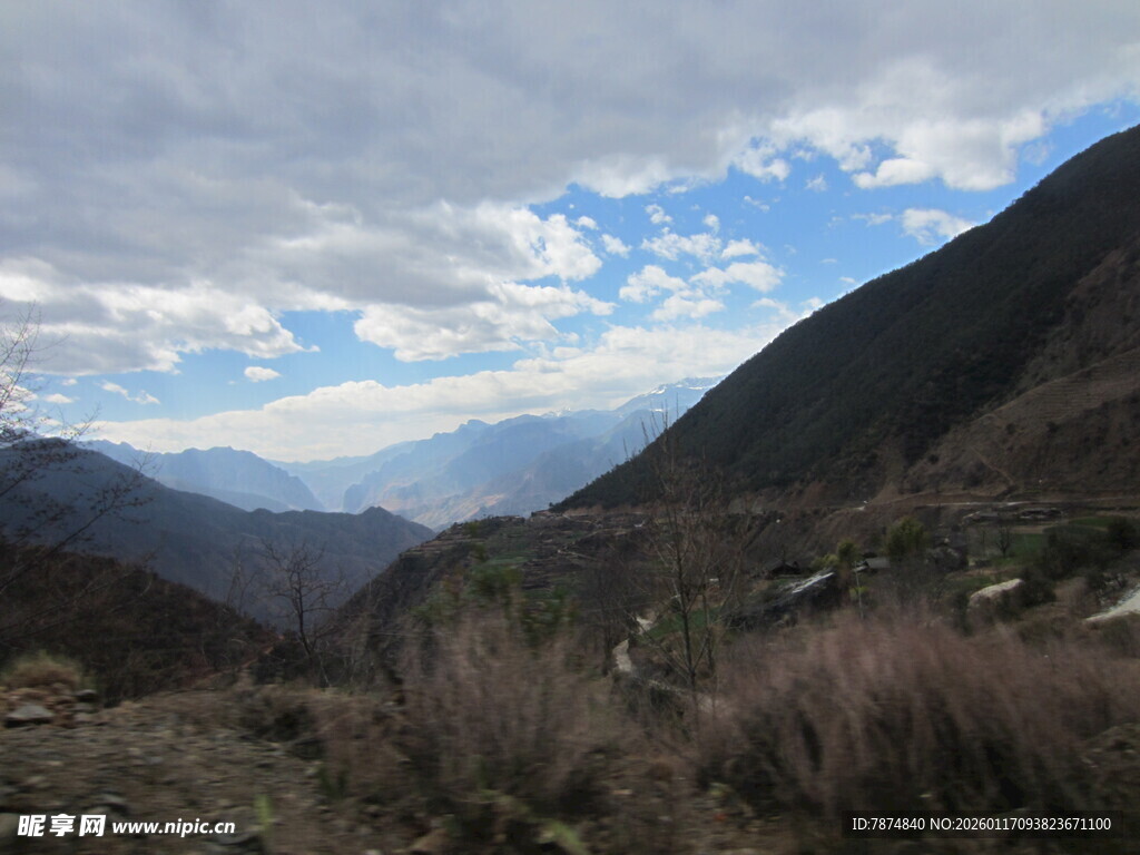 山间景色 蓝天白云映山峦