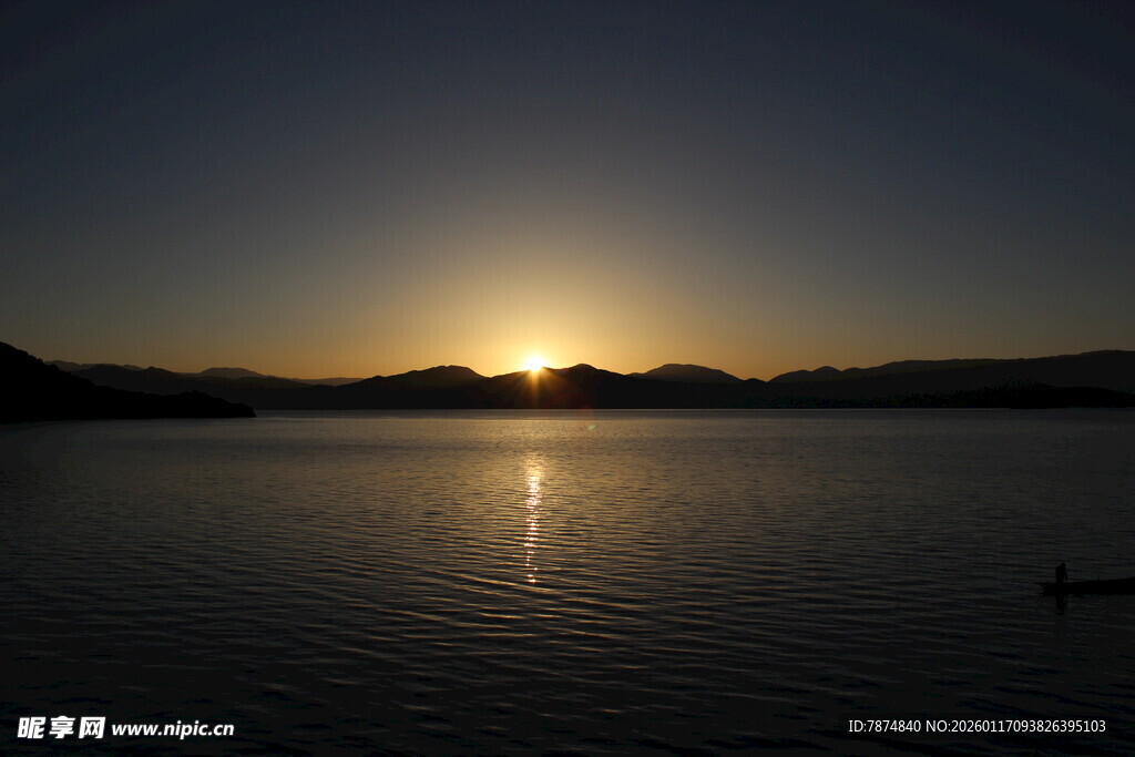 湖畔日落美景