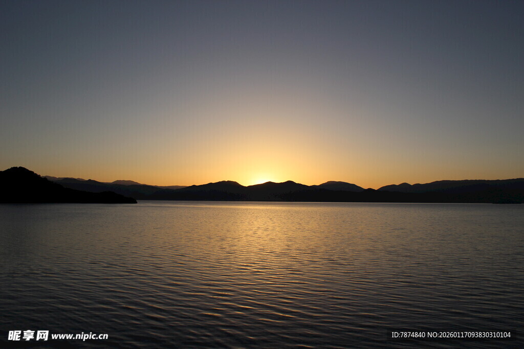 湖畔日落美景