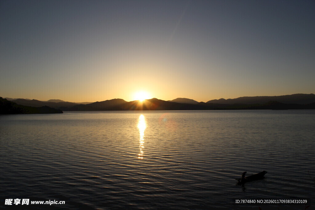 湖畔夕阳美景