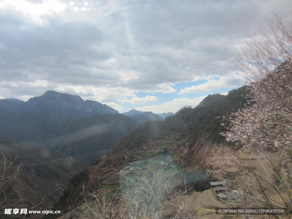 山间小道伴烂漫山花