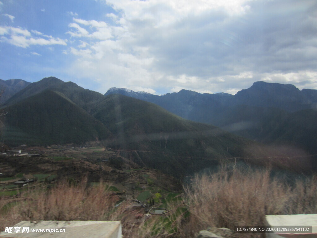 山间景致 云雾缭绕山峦