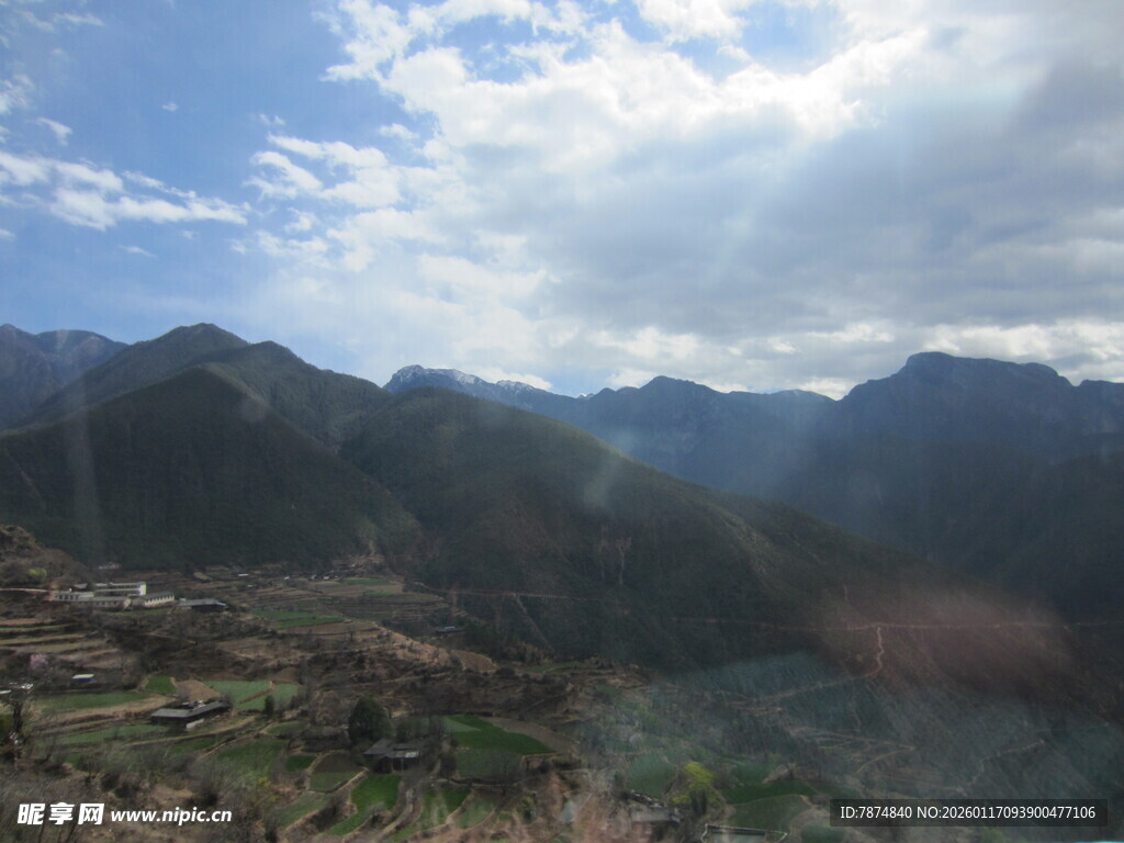 山间云雾缭绕的壮丽景色