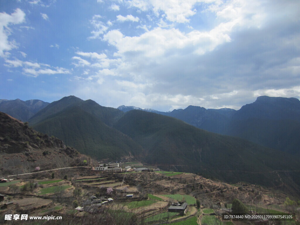 山间美景 蓝天白云映山峦