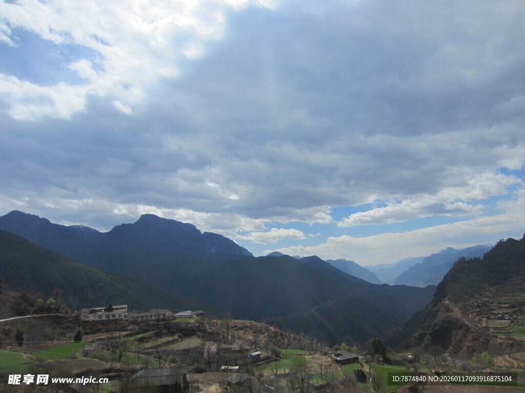山间遗址 云绕壮丽景色