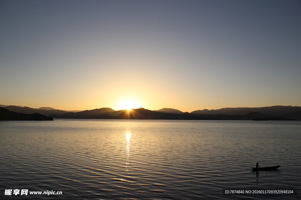 夕阳下静谧湖面小船景象