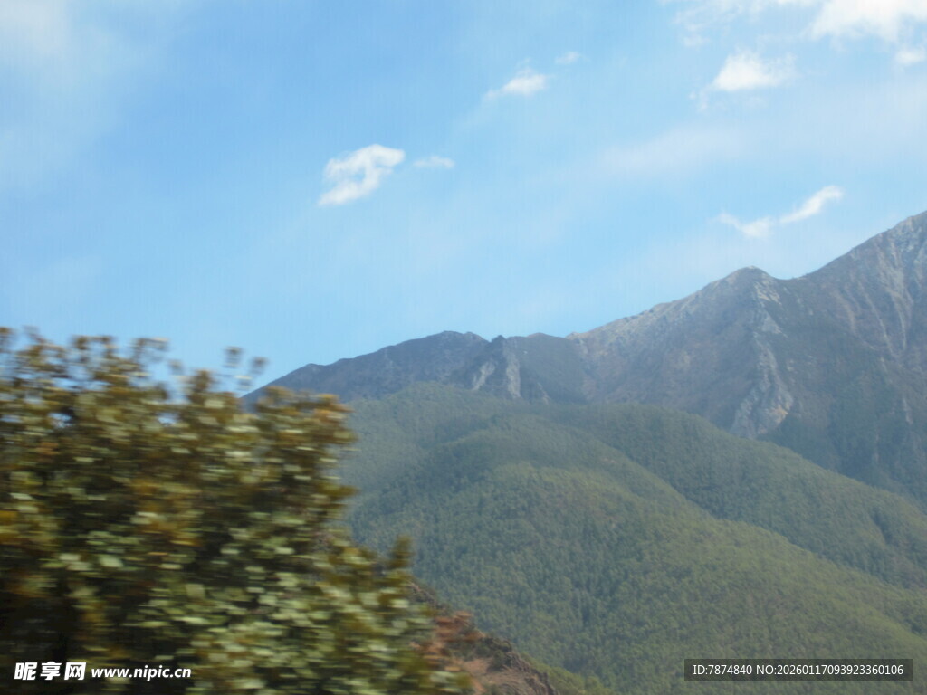 青山蓝天间的自然景致