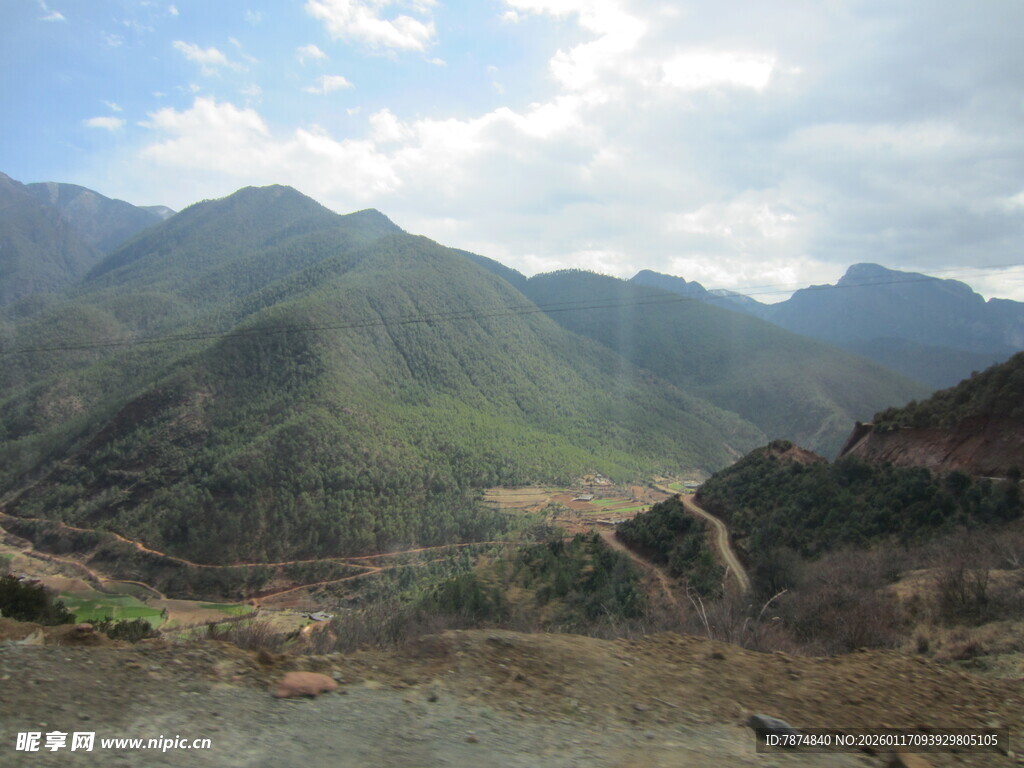 壮丽山峦风景图