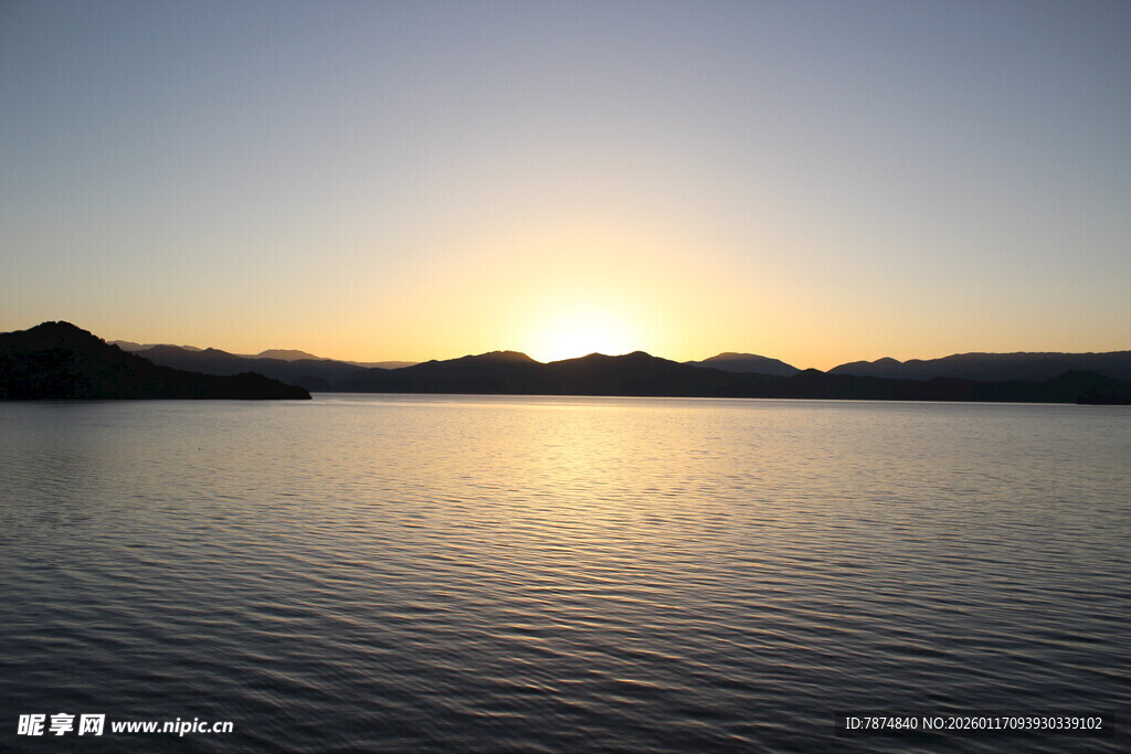 湖畔日落美景