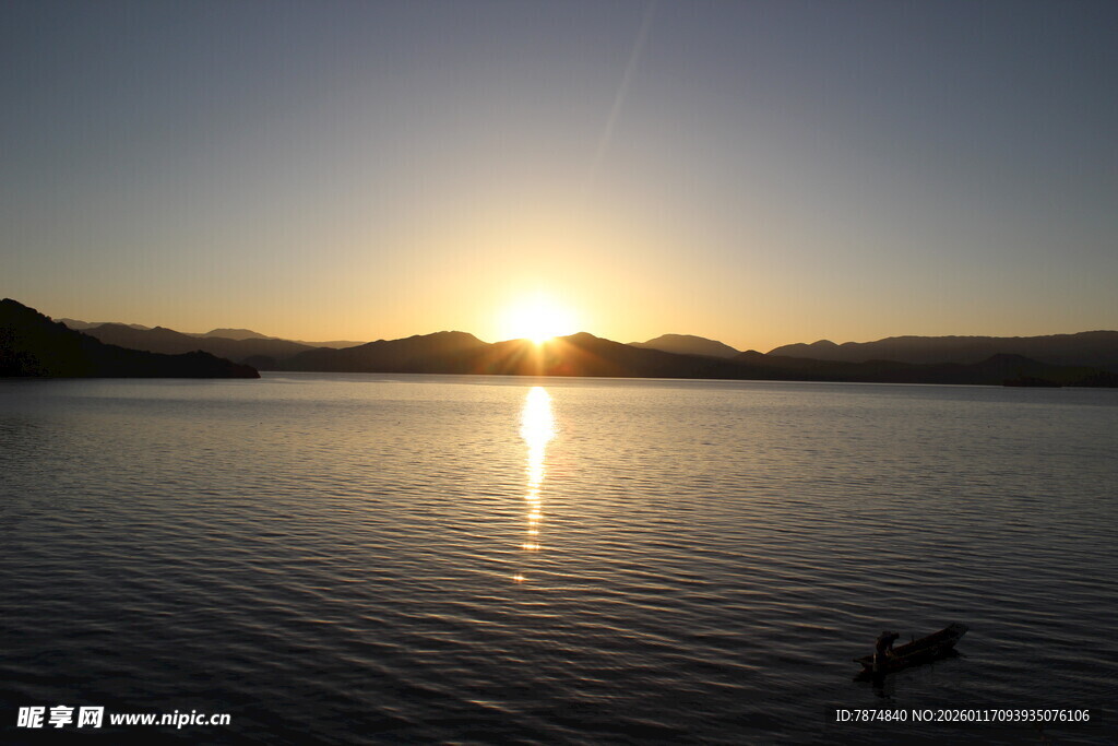 湖畔日落美景