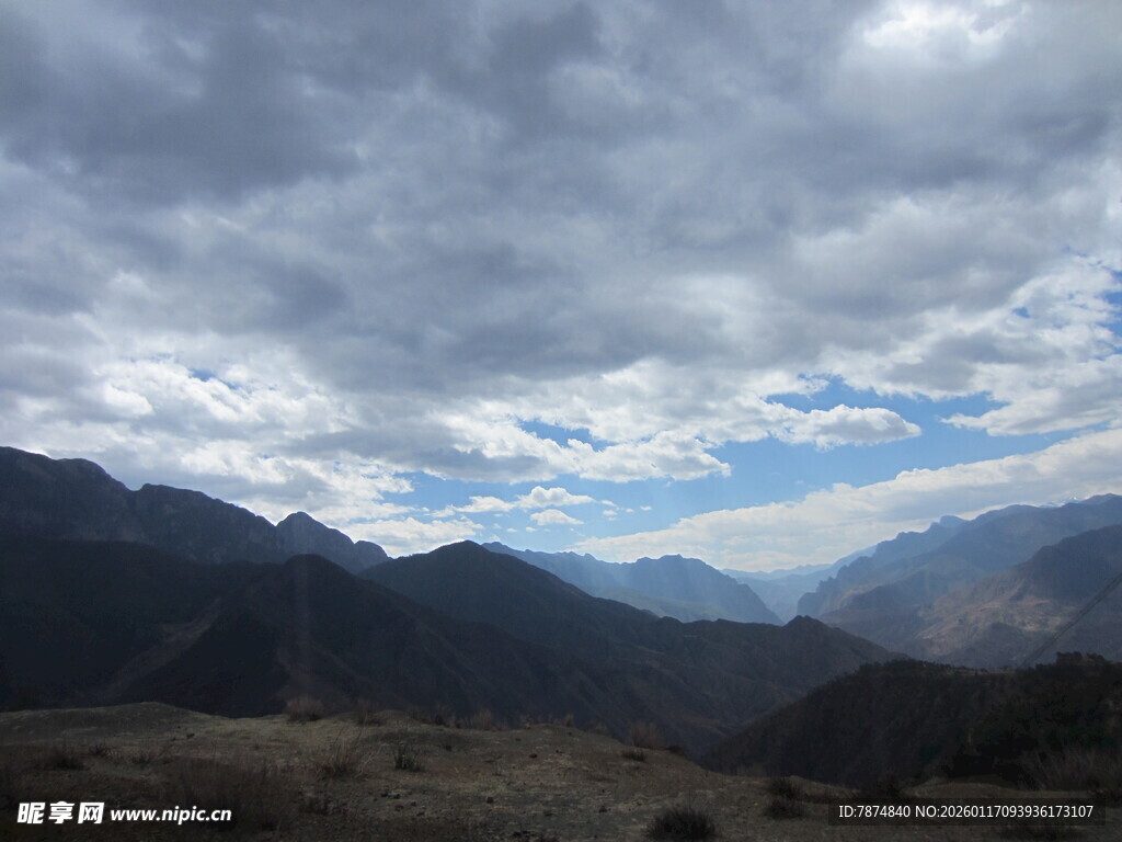 山间多云天空壮丽景观