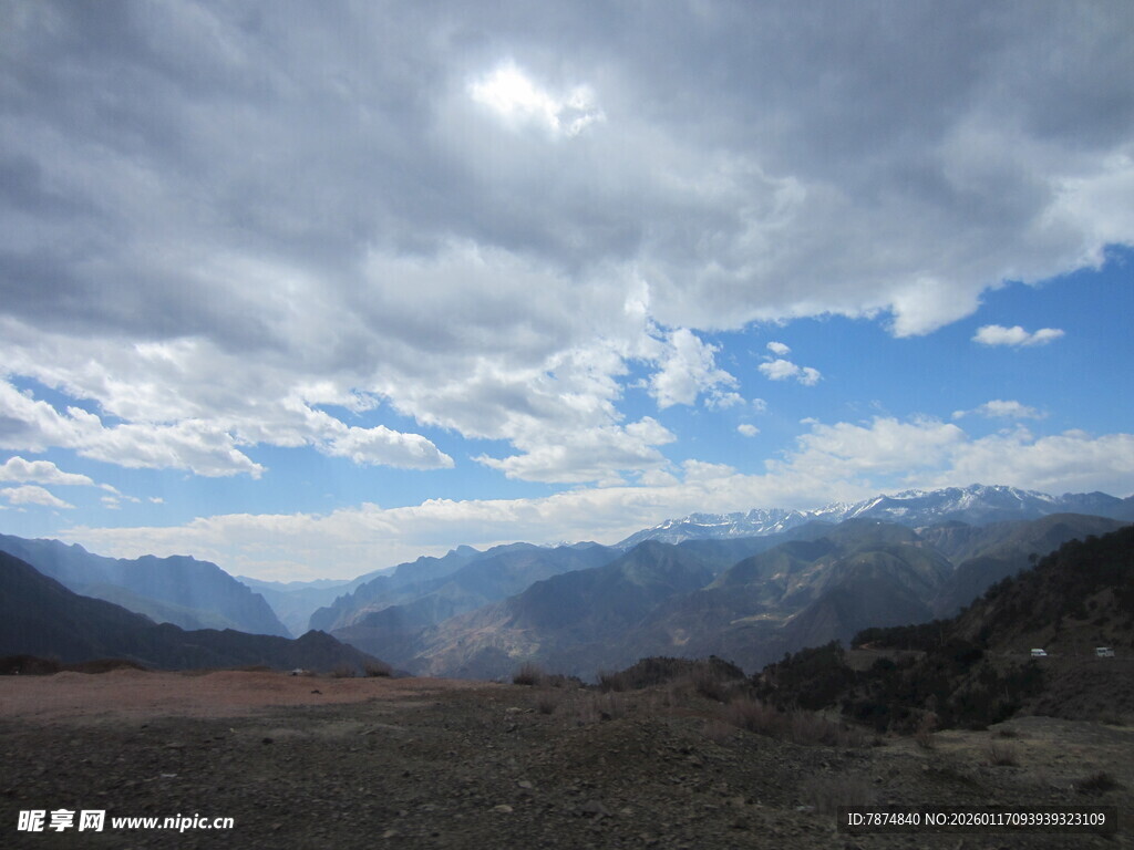 壮丽山景与多云天空