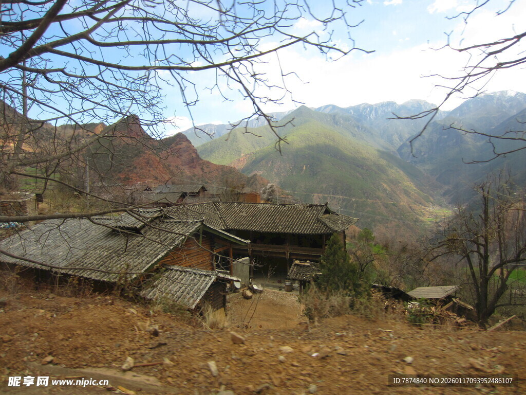 山间古朴村落景象