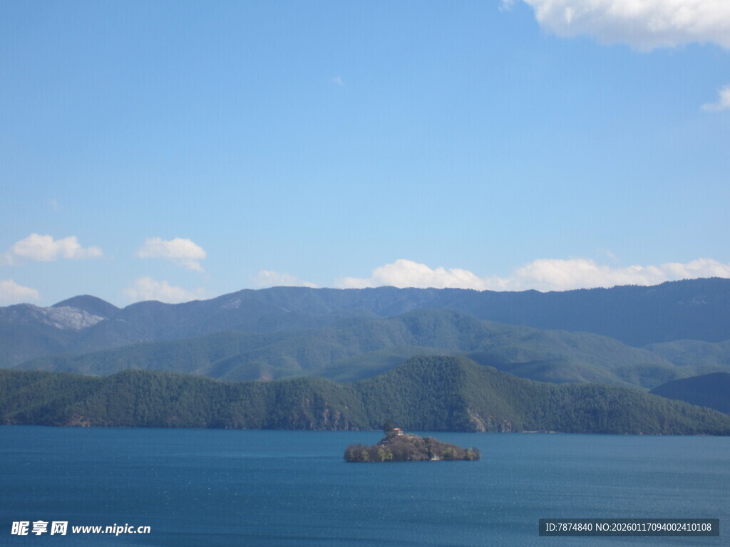海上孤舟伴远山美景