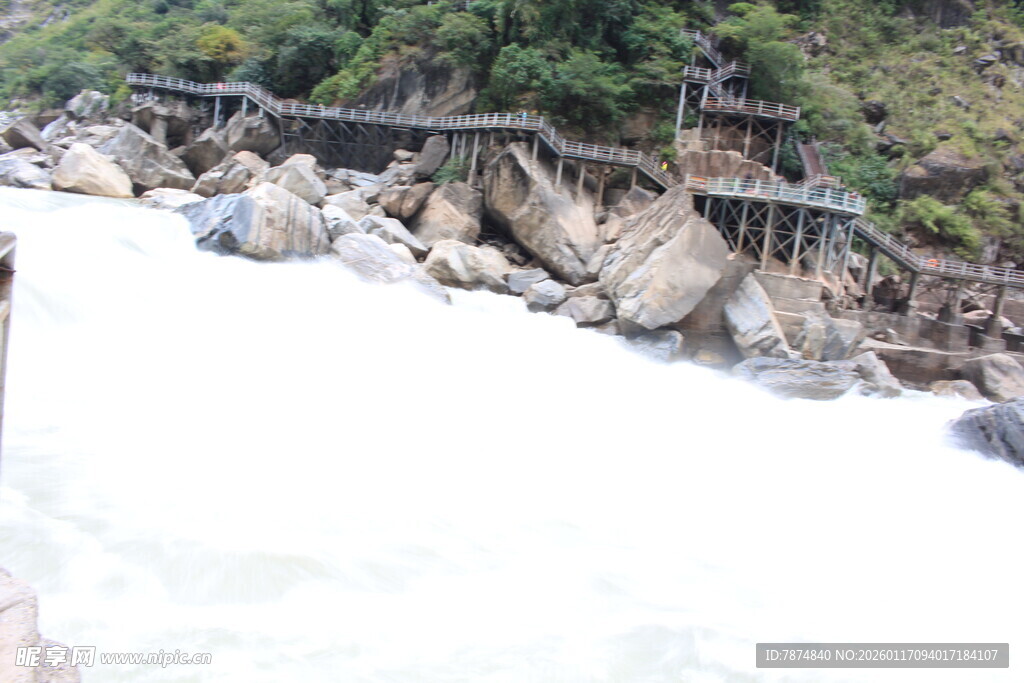 山间湍急河流上的老旧桥梁