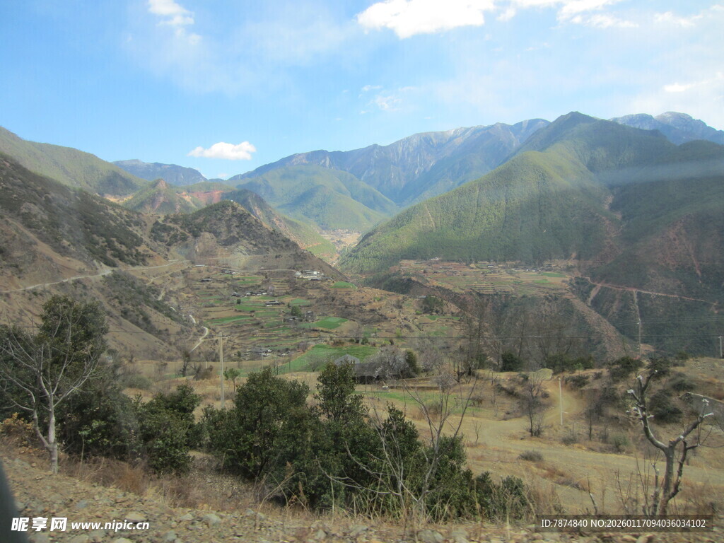 壮丽山景 绿意点缀山间