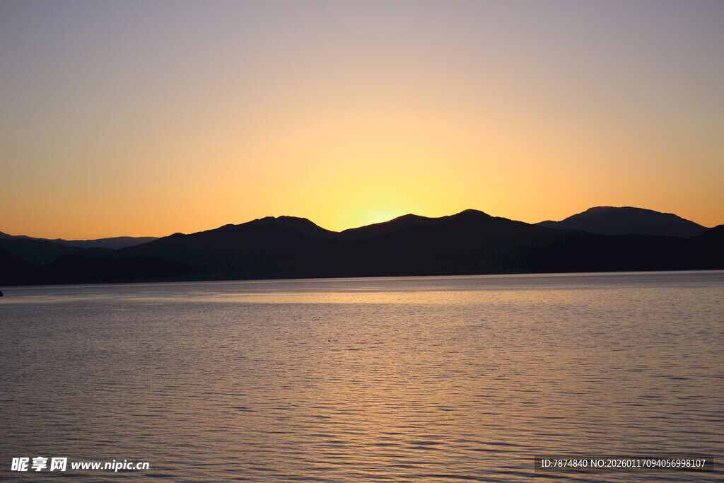 夕阳下的山水湖景