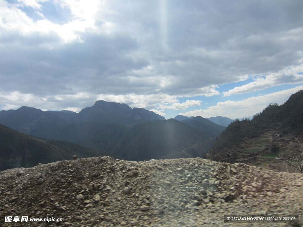 山间碎石地与远处山峦