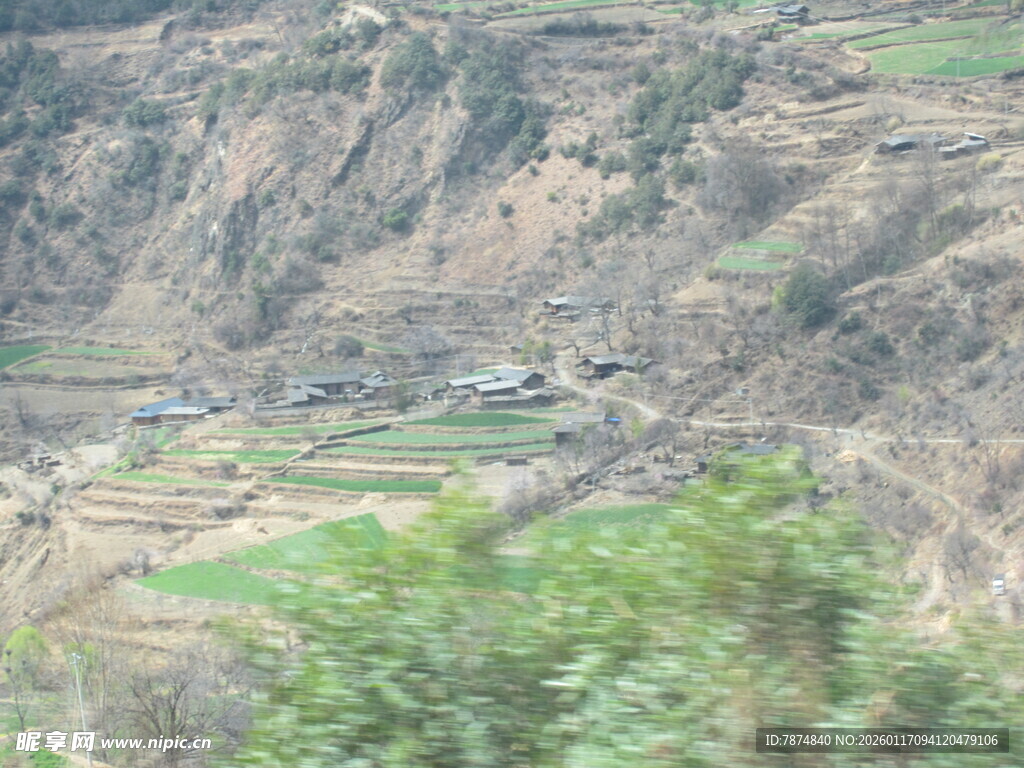 山间村落田园风光