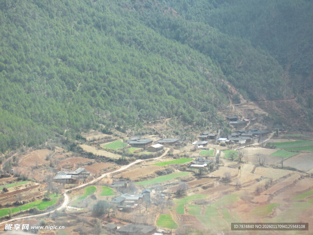 山间村落景色