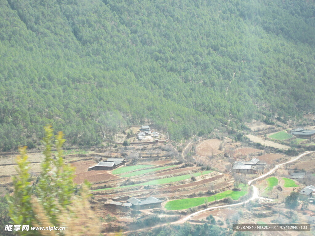 山间村落俯瞰美景