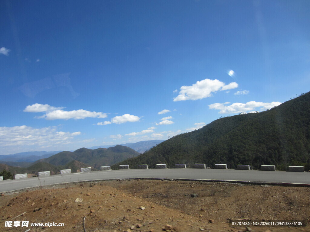 公路旁的蓝天与远山景色