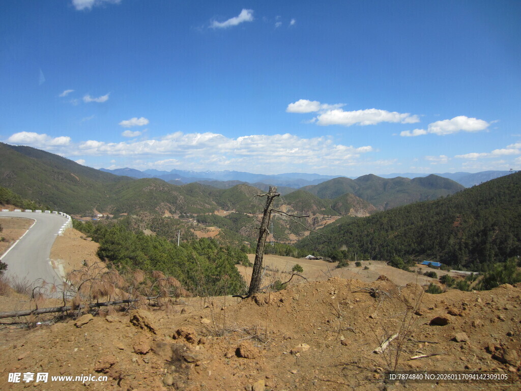 山间开阔景致