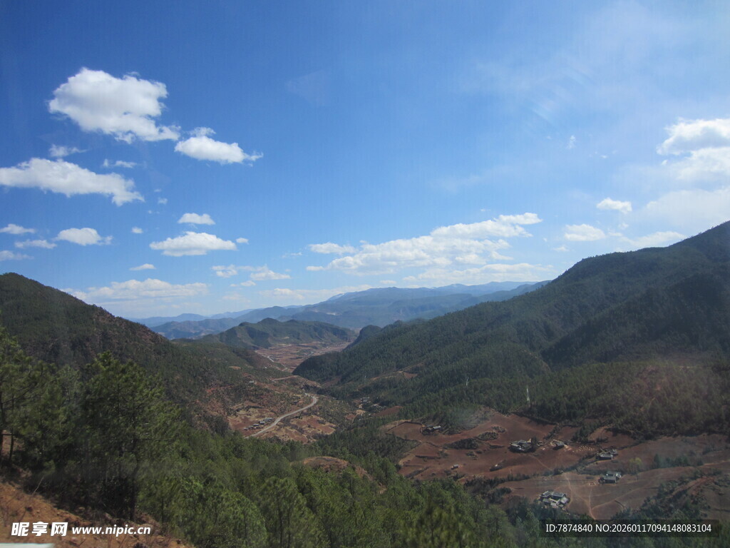 山间美景 蓝天白云映青山