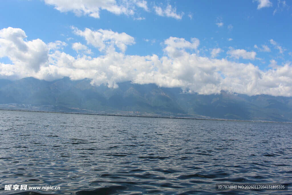 蔚蓝海面与远处山峦美景