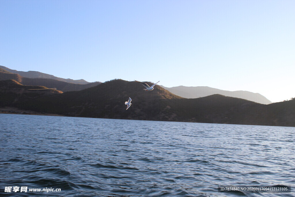 湖畔山峦风光
