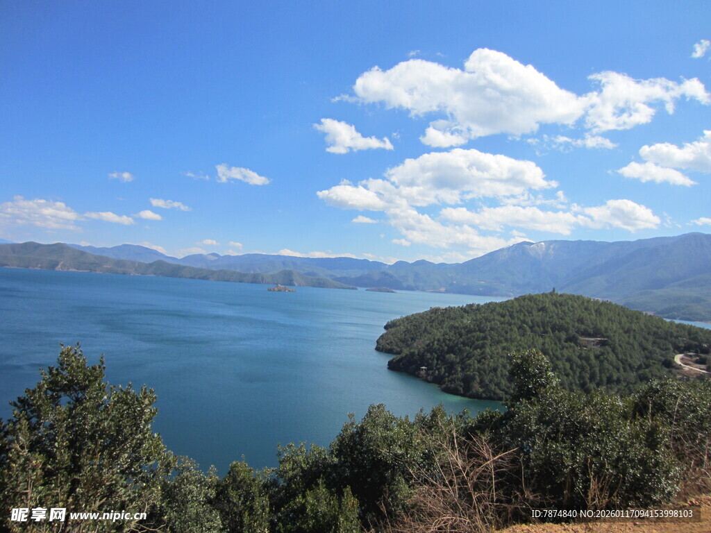 湖畔青山蓝天白云美景