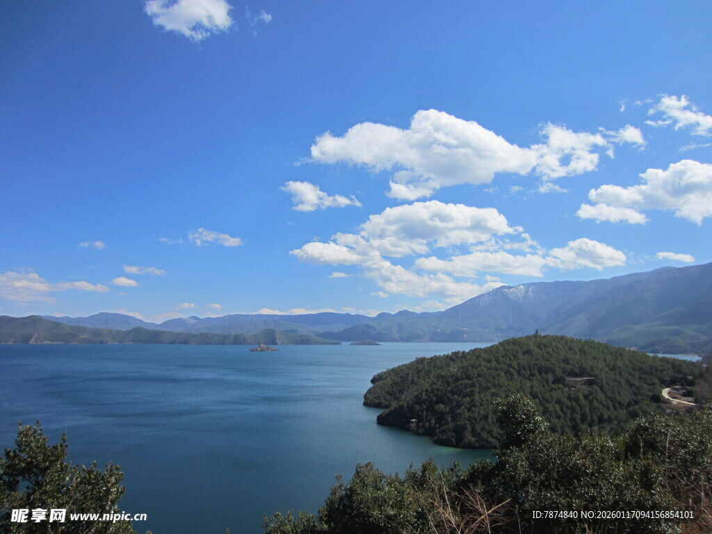 湖畔青山蓝天美景