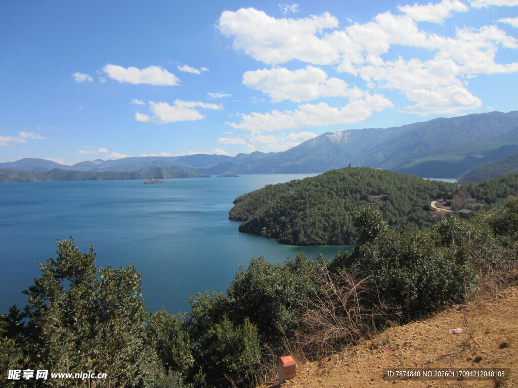 湖畔青山美景