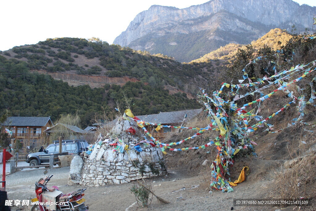 藏区山谷中的经幡景观