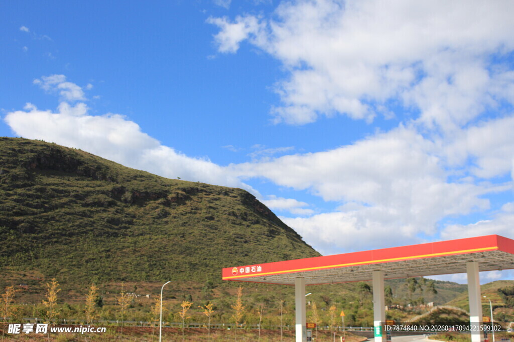 山脚下的红色建筑加油站